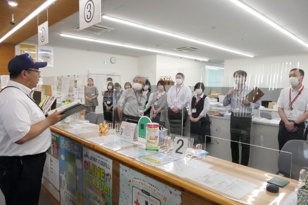 警察官からアドバイスを受ける行員