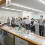 警察官からアドバイスを受ける行員
