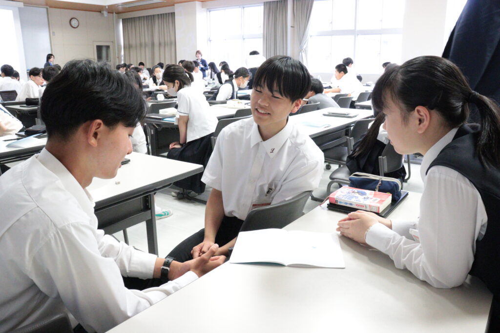 自身がなりたい大人について話し合う生徒たち