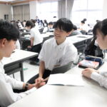 自身がなりたい大人について話し合う生徒たち