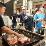 お目当ての品を求めて列を作る来場者=岡山県津山市で