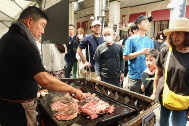 お目当ての品を求めて列を作る来場者=岡山県津山市で