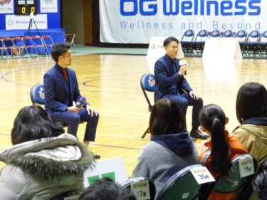 講演する大森ヘッドコーチと花田選手=岡山県津山市で