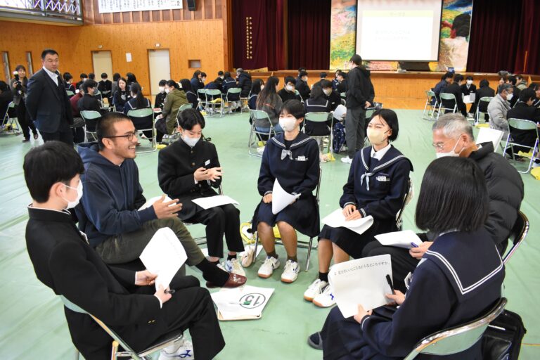 大人と語り合う中道中の2年生＝岡山県津山市で