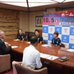 谷口市長と歓談する岡山湯郷ベルの選手たち