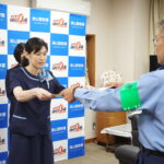 感謝状を受け取る鳥取銀行津山西支店の栢野さんら=岡山県津山市で