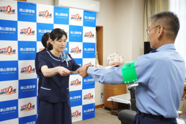 感謝状を受け取る鳥取銀行津山西支店の栢野さんら=岡山県津山市で