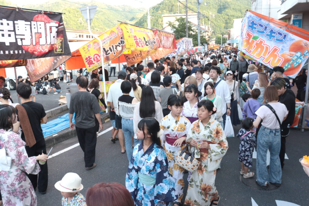 大勢の人でにぎわう米沢町商店街周辺
