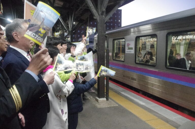 「森の芸術祭　晴れの国・岡山」の来場者を見送る芸術祭スタッフら＝JR津山駅で