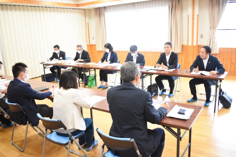 意見を交わす津山工業高校と県北学校訪問活動の関係者