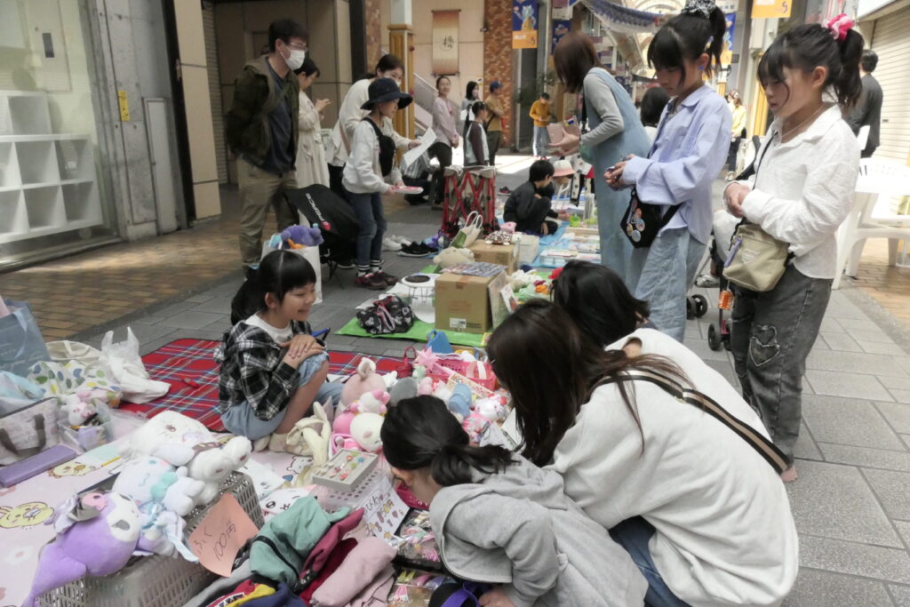 買い物客らでにぎわう会場