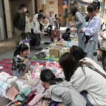 買い物客らでにぎわう会場