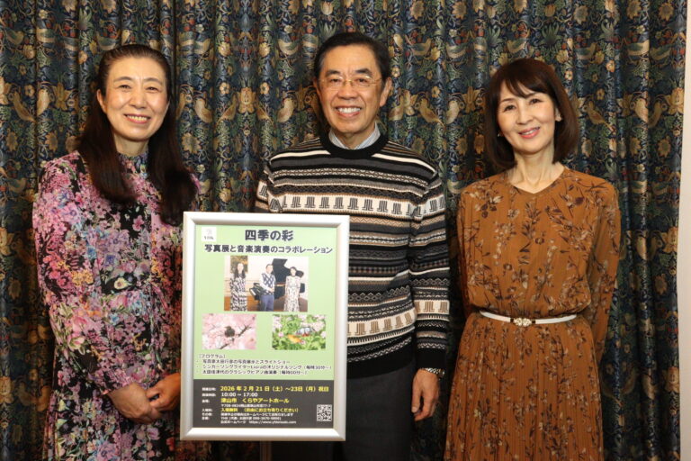 ちらしをPRする（左から）佳津代さん、行彦さん、Lioraさん=岡山県津山市で