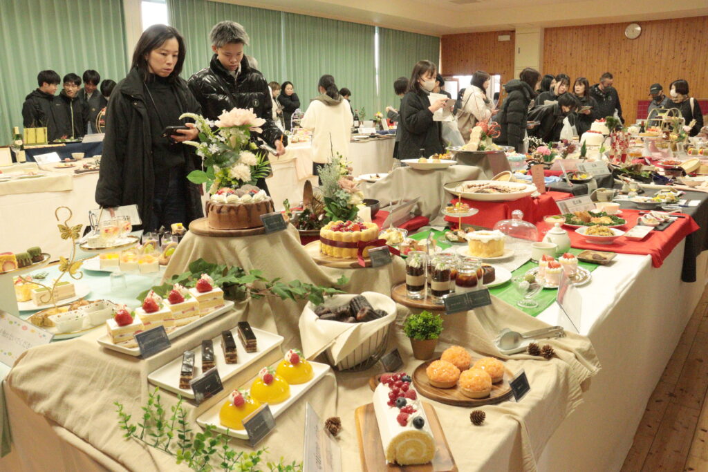 テーブルに並んだアイデアと個性が光る創作料理