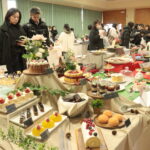 テーブルに並んだアイデアと個性が光る創作料理