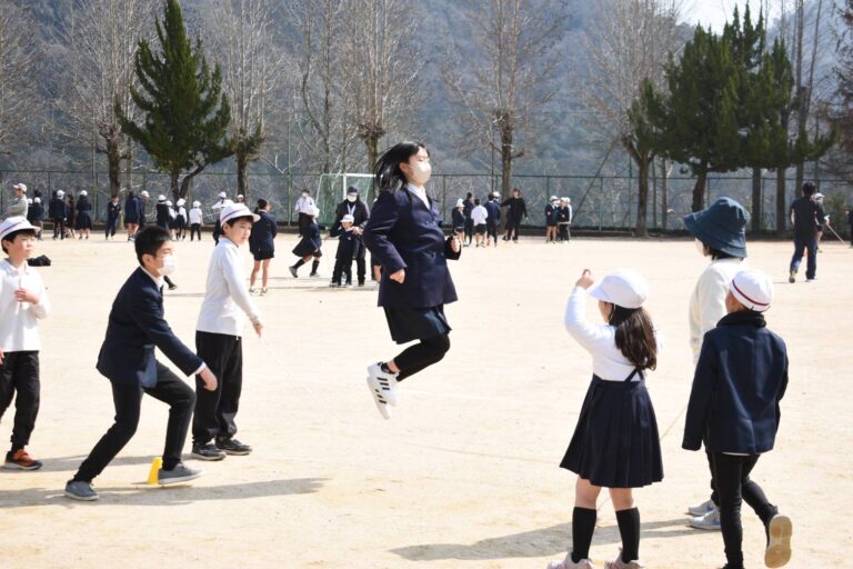 記録を目指して大縄跳びに挑戦する児童=岡山県美作市で