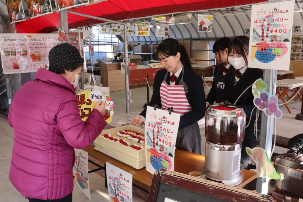 スイーツを買い求める来店客