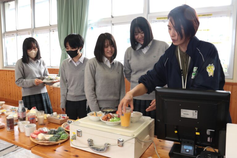 食品模型と専用機械で食事の栄養バランスを測定する生徒=岡山県津山市で