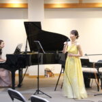 来場者に歌声とピアノ演奏を届けるYHKのメンバー