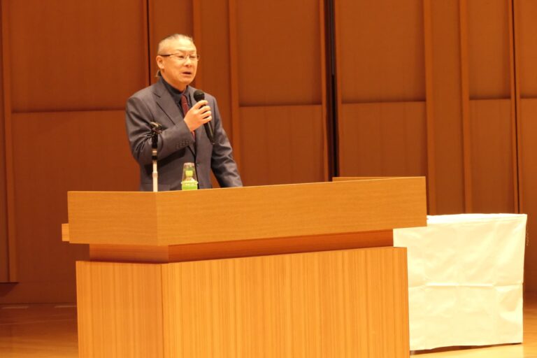 薬物の怖さや悪い誘いを断る勇気を持つ大切さを訴える長原さん