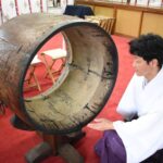 津山城に貸し出した「時太鼓」として伝わる高野神社の大太鼓=岡山県津山市で