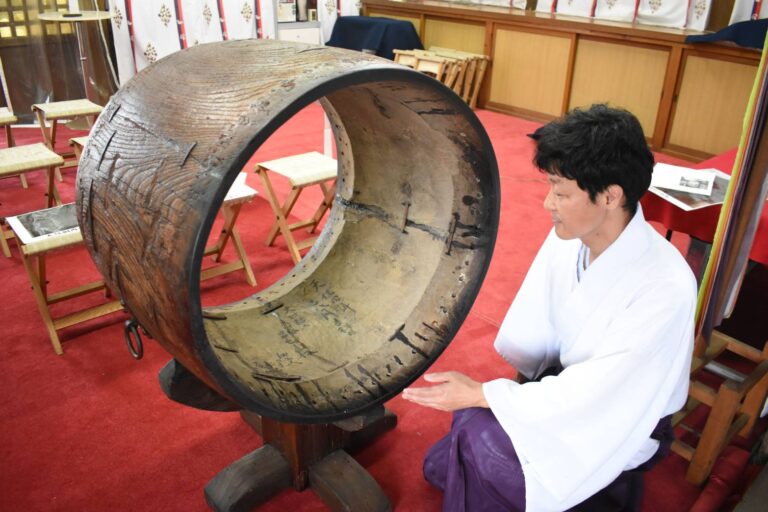 津山城に貸し出した「時太鼓」として伝わる高野神社の大太鼓=岡山県津山市で