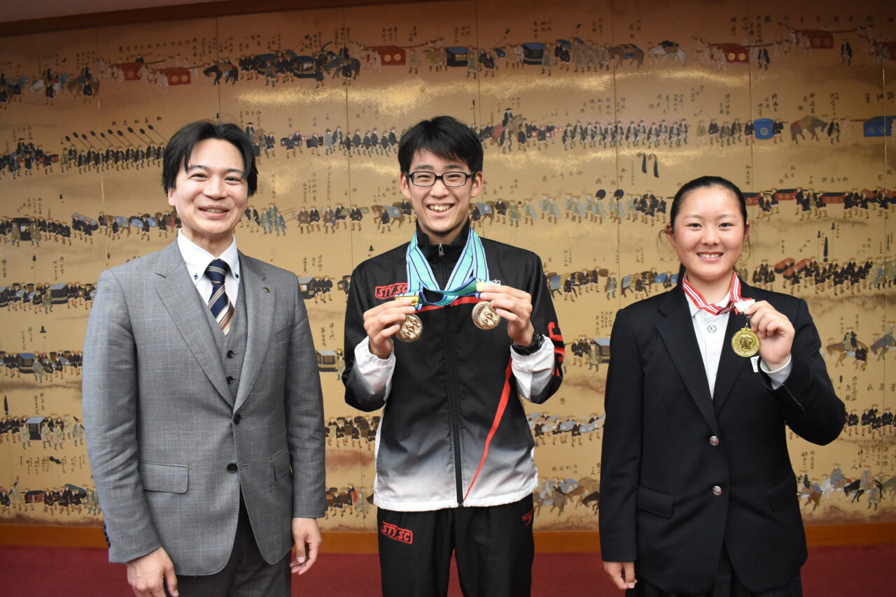 全国大会での優勝を光井市長に報告した福田君と勝浦さん（右）