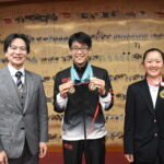 全国大会での優勝を光井市長に報告した福田君と勝浦さん（右）