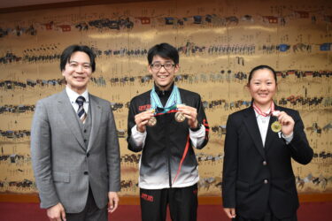 全国大会での優勝を光井市長に報告した福田君と勝浦さん（右）