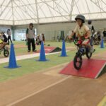 BMXを体験する子どもたち=岡山県鏡野町で