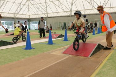 BMXを体験する子どもたち=岡山県鏡野町で