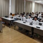 神庭さんの話に耳を傾ける生徒たち=岡山県津山市で