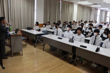 神庭さんの話に耳を傾ける生徒たち=岡山県津山市で