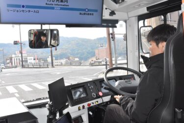 自動運転中は運転士がハンドルの下に軽く手を添えただけの状態で走行=岡山県津山市で