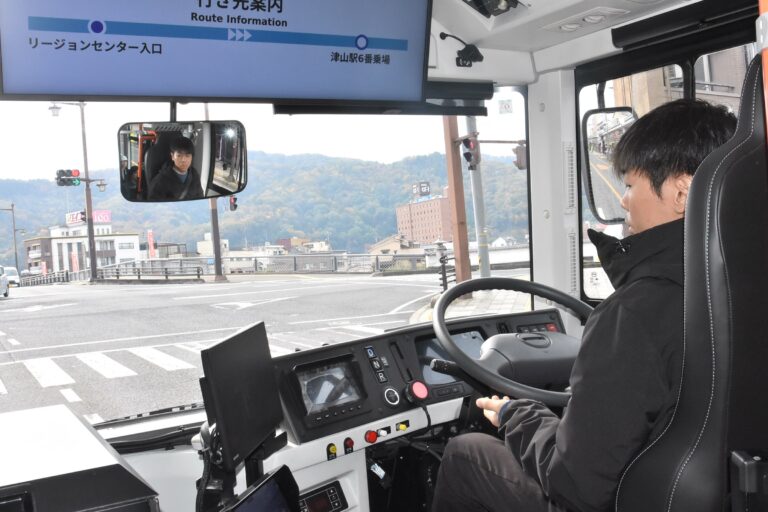 自動運転中は運転士がハンドルの下に軽く手を添えただけの状態で走行=岡山県津山市で