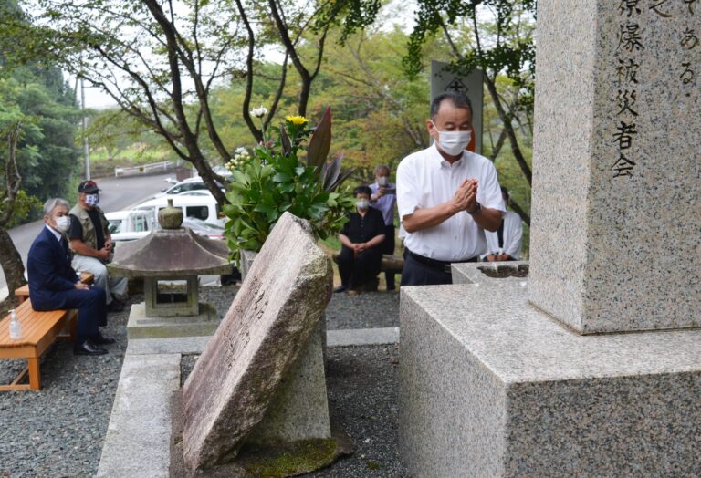 県被爆者会津山支部（山本弘支部長）、総社の神楽尾公園にある美作地区原爆慰霊碑の前で追悼行事