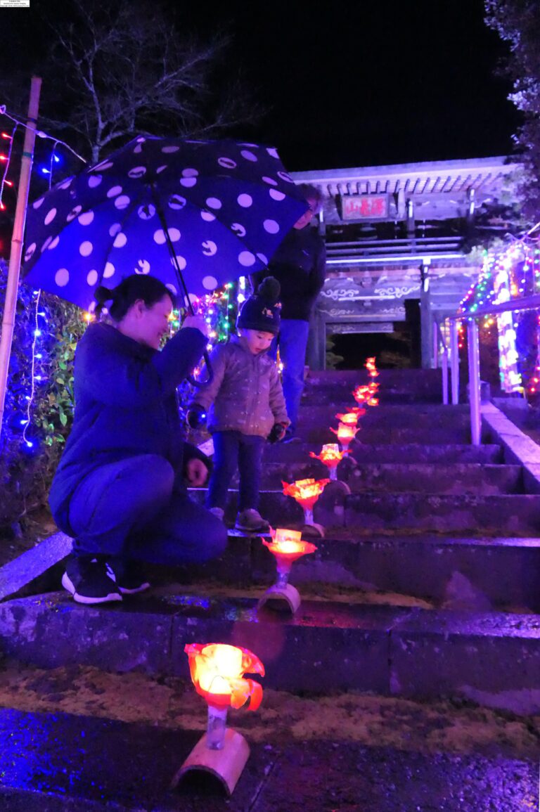 階段を彩るランプやＬＥＤライト=岡山県津山市中北下の少林寺で