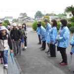 登校する児童にあいさつをする民生児童委員ら＝岡山県津山市、東小学校（山北）で