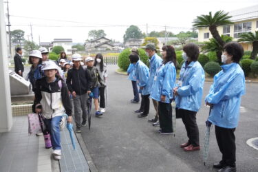 登校する児童にあいさつをする民生児童委員ら＝岡山県津山市、東小学校（山北）で