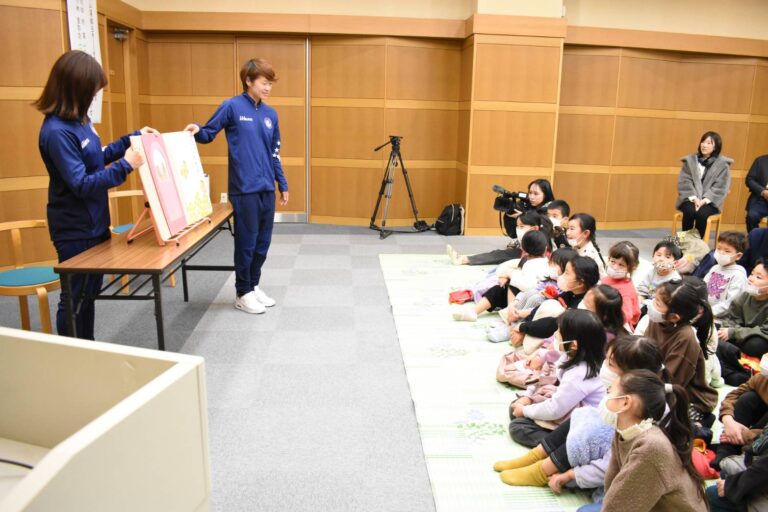 ベルの選手の読み聞かせを楽しむ子どもたち=岡山県津山市で