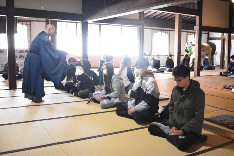 座禅に挑戦する生徒たち=岡山県津山市で