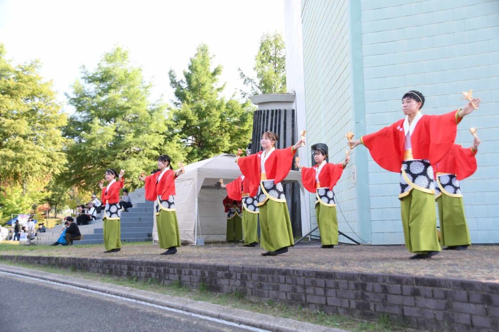 力強く踊りを披露するメンバー