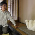 独特の雰囲気を醸し出す北川さんの彫刻=岡山県津山市で