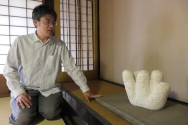 独特の雰囲気を醸し出す北川さんの彫刻=岡山県津山市で