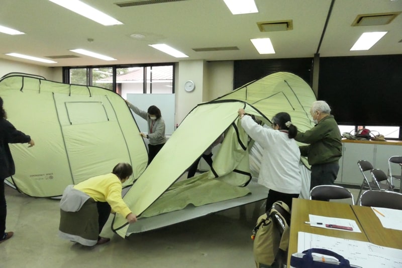 被災者用テントの設置に挑戦する参加者