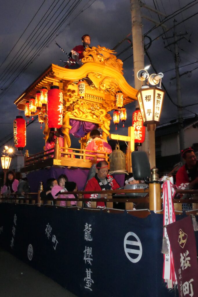 飾りのお披露目を兼ねて町内を練り歩く龍櫻臺