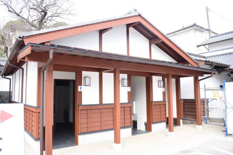 観光センターに新築されたトイレ=岡山県津山市で