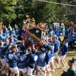 観衆を沸かせたみこしの練り合い=岡山県津山市で