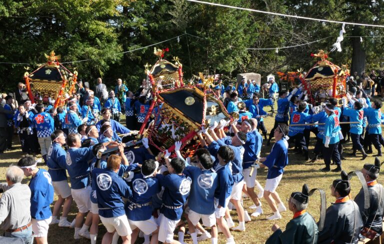 観衆を沸かせたみこしの練り合い=岡山県津山市で