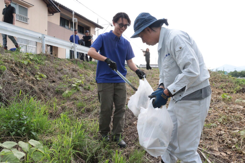 河川敷のごみを拾う参加者